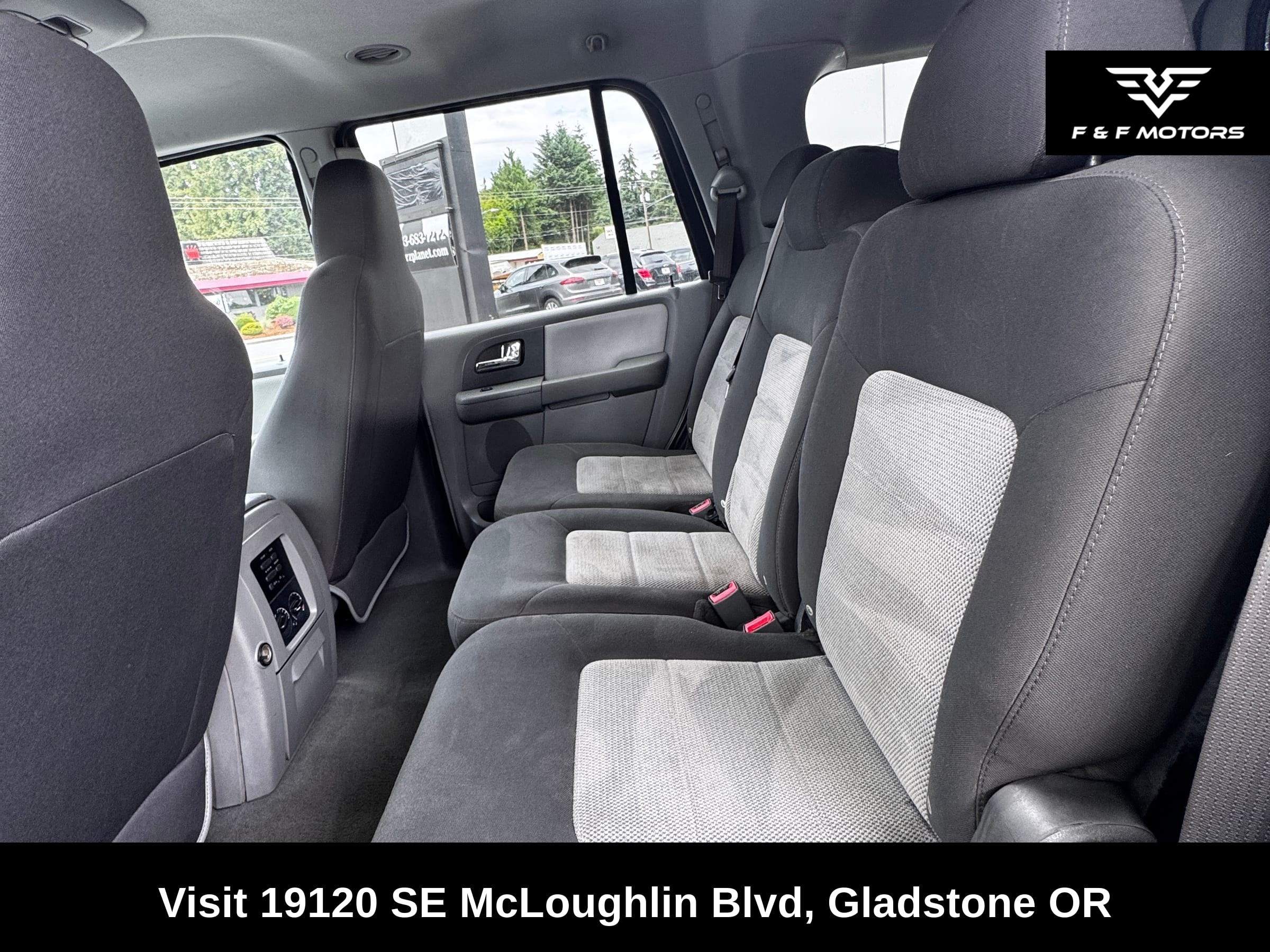 2006 Ford Expedition XLT — Interior