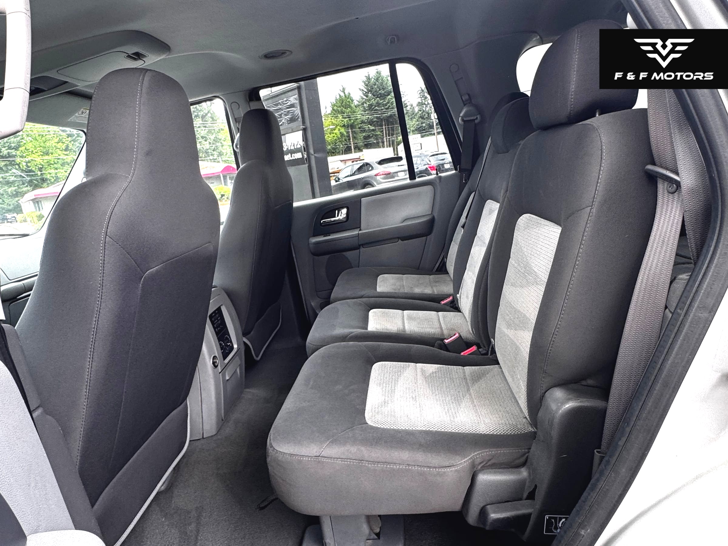 2006 Ford Expedition XLT — Interior