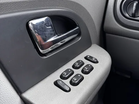 2006 Ford Expedition XLT — Interior