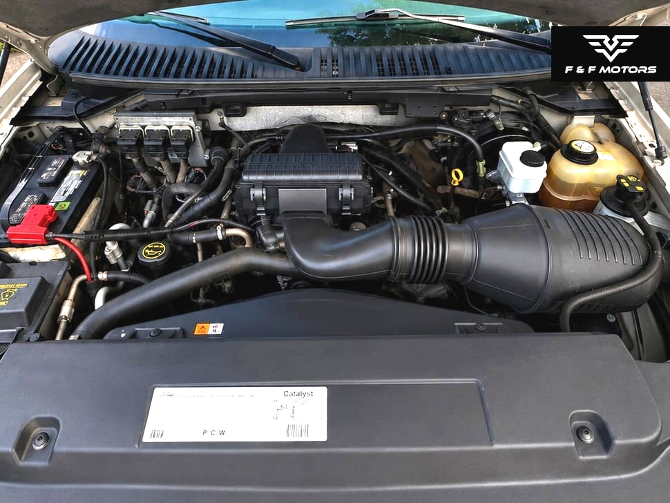2006 Ford Expedition XLT — Engine